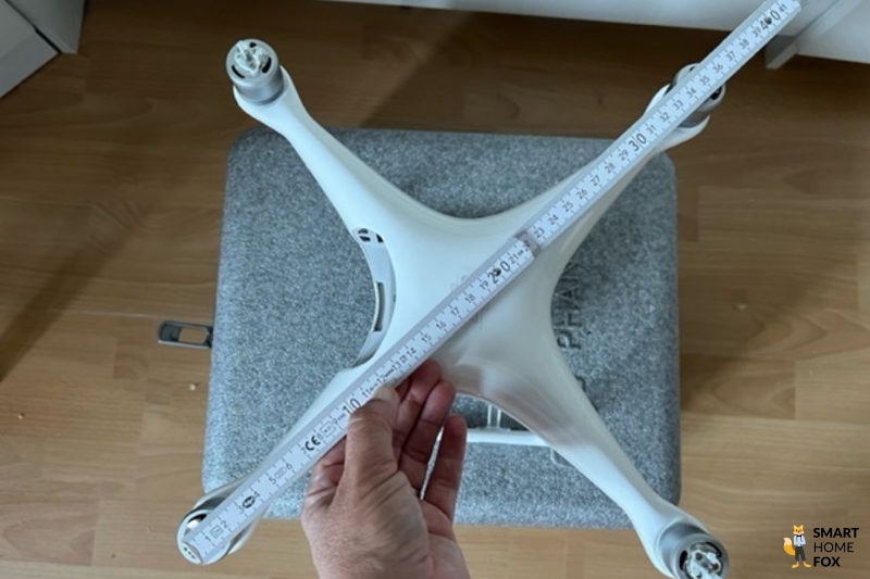 DJI Phantom 4 mit Maßstab